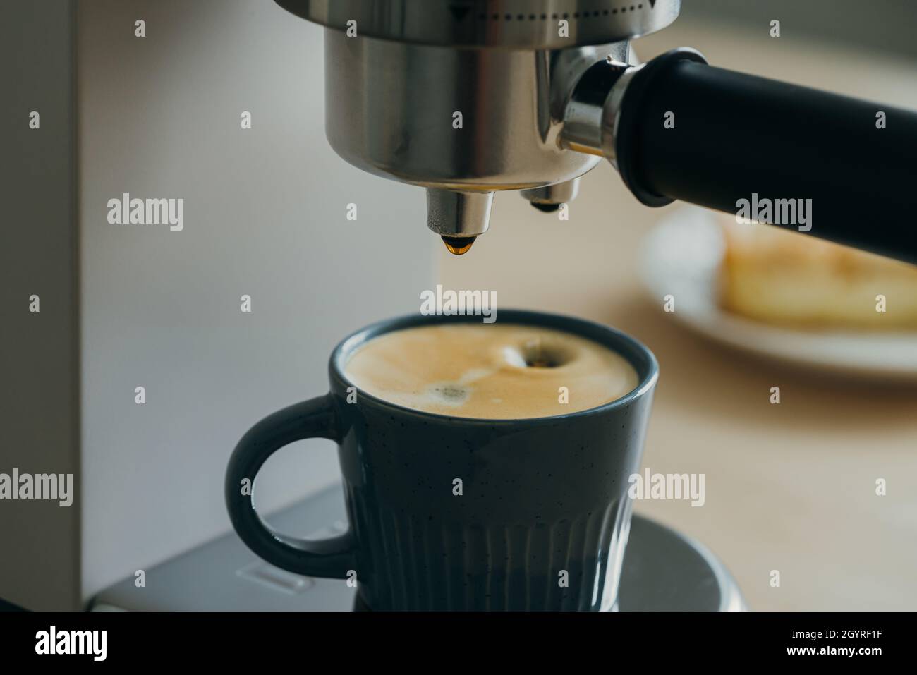 Rituale mattutino a colazione con caffè in tazza, gocce di caffè espresso in gocce Foto Stock