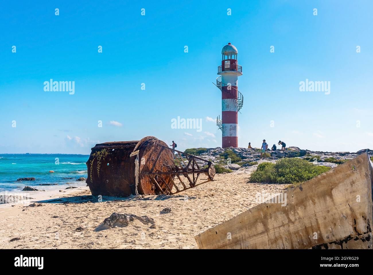 Relitto di boa nautico e barca sulla spiaggia con turista intorno al faro Foto Stock