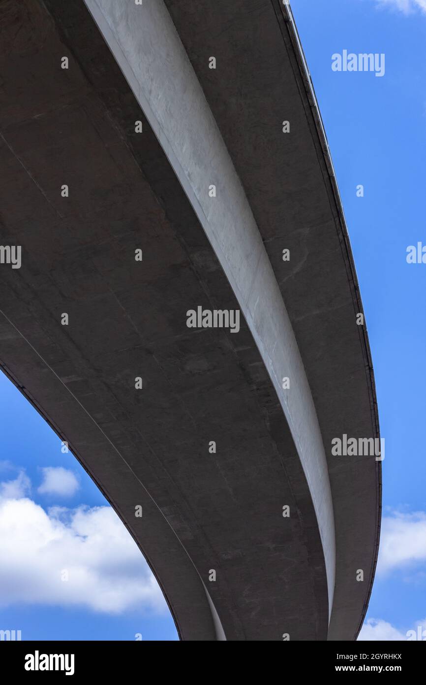 Road Highway cavalcavia rampa veicolo primo piano verso l'alto fotografia vedi dettagli astratti stampi di calcestruzzo contro il cielo blu. Foto Stock