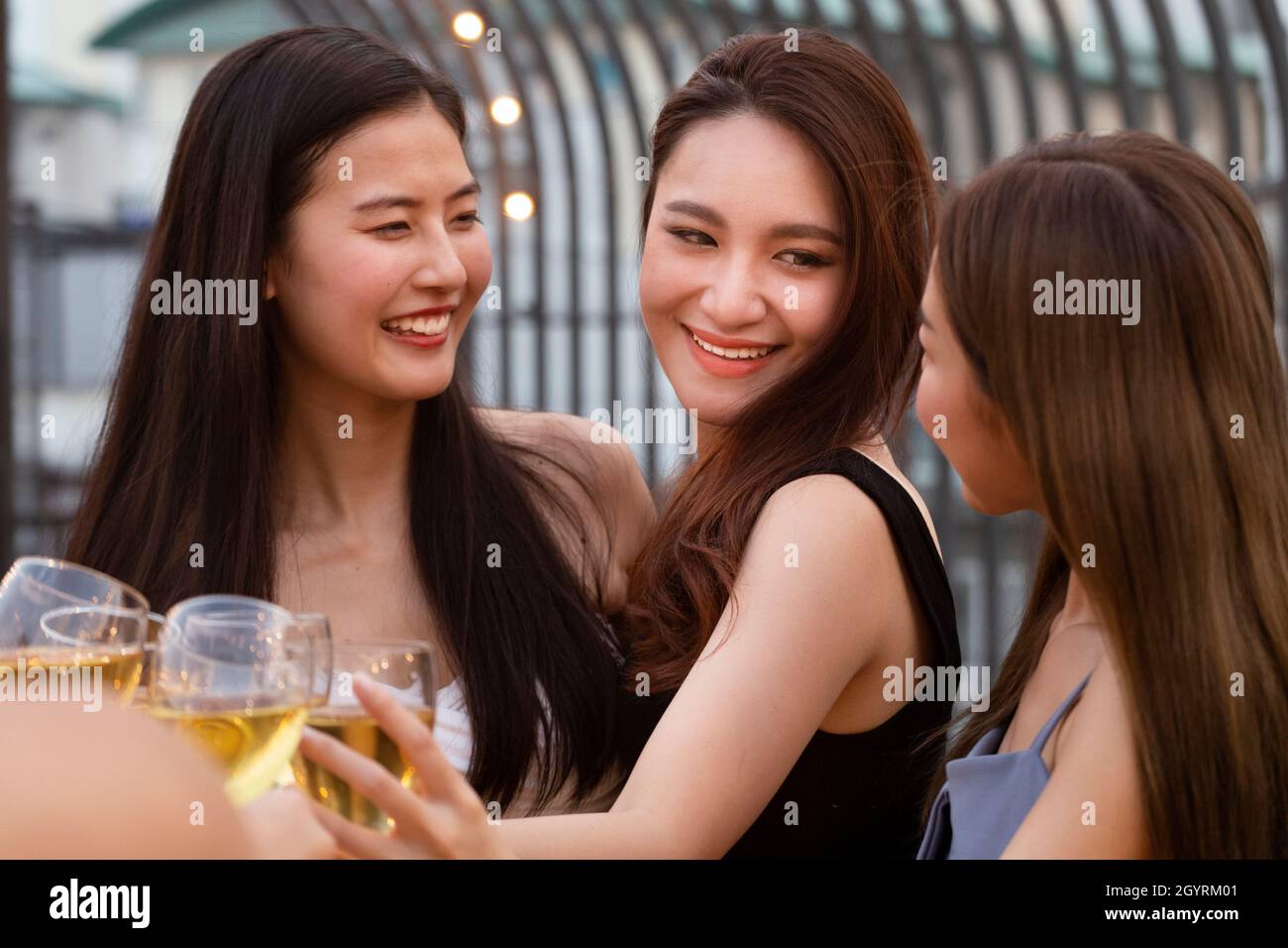 donna asiatica adolescenti brindisi e brindisi con bicchiere di vino frizzante bianco per celebrare a cena festa in estate. celebrazione, rapporto e f Foto Stock