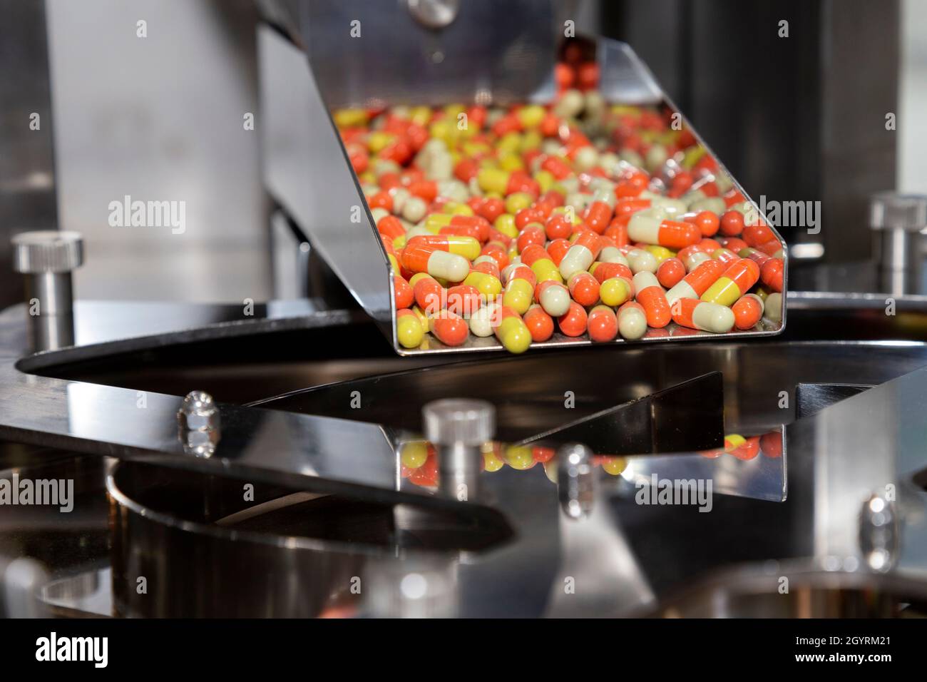 Farmacia Medicina pillola di capsule in linea di produzione in fabbrica medica. Il fuoco selettivo. Foto Stock