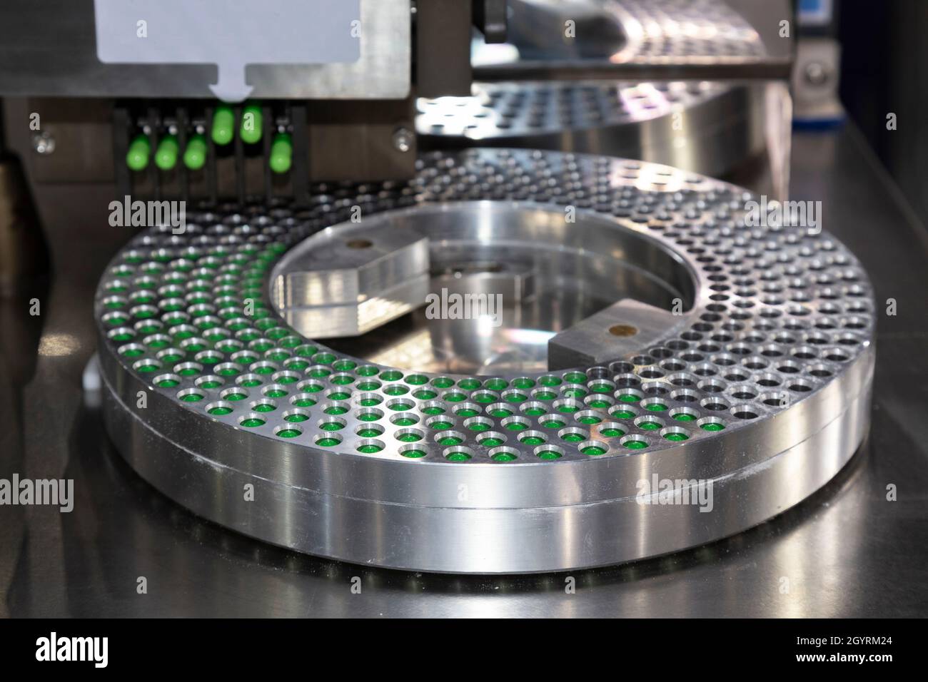 Capsula verde medicina pillola in una linea di produzione di medicina macchina riempitrice a pharmaceutical manufacturing factory. La tecnologia medica e industr Foto Stock