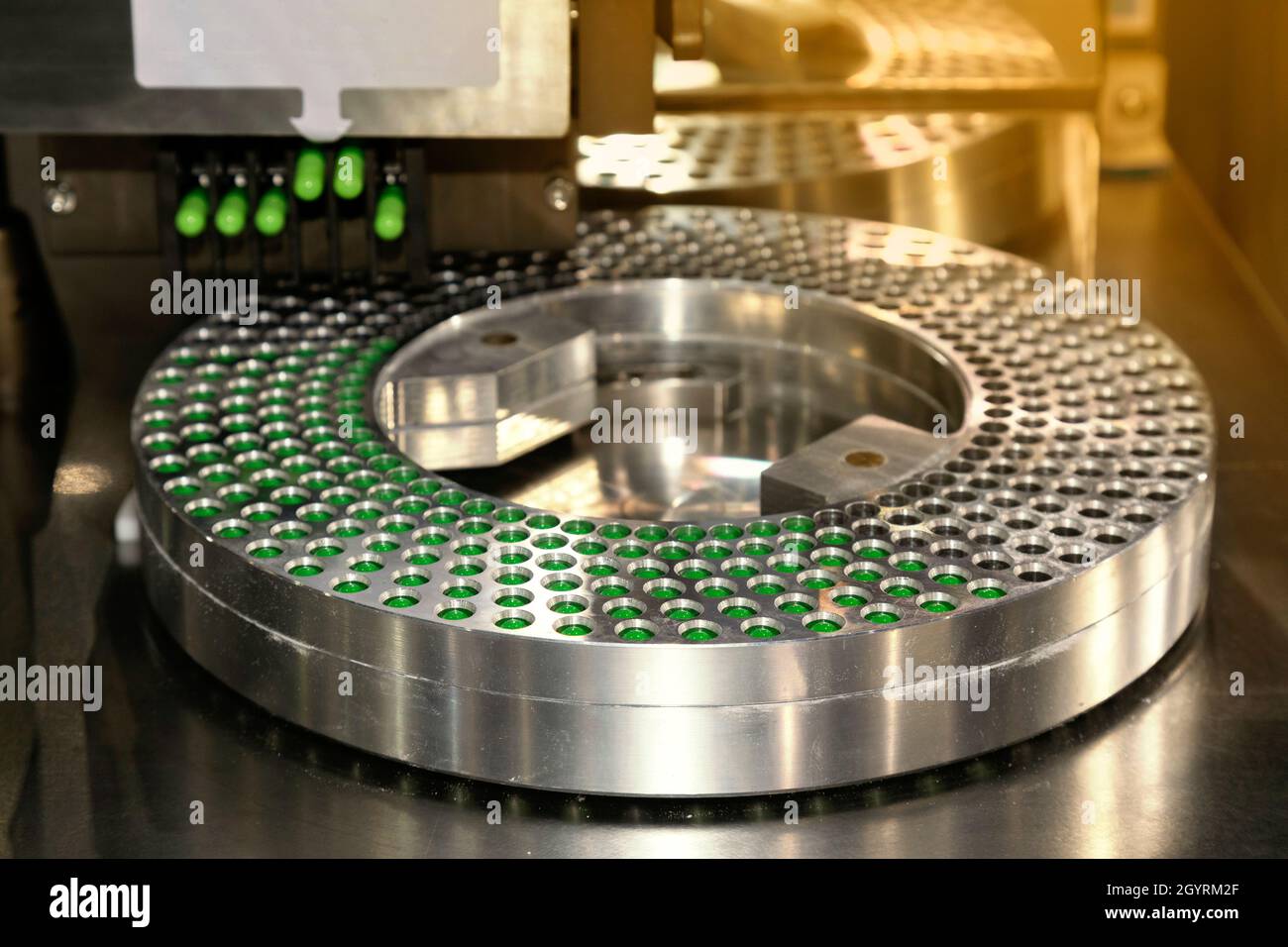 Capsula verde medicina pillola in una linea di produzione di medicina macchina riempitrice a pharmaceutical manufacturing factory. La tecnologia medica e industr Foto Stock