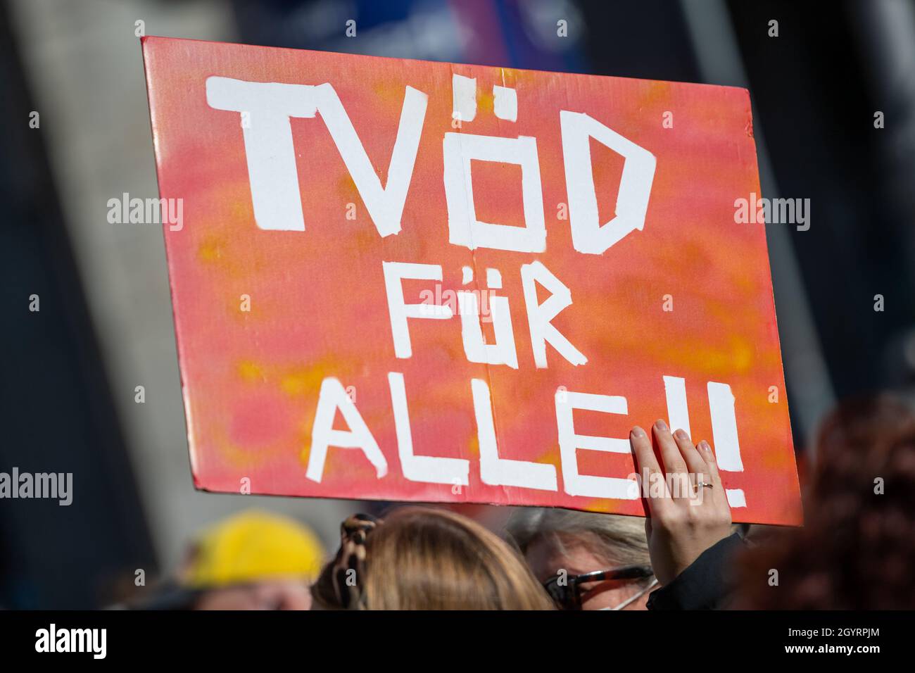 Berlino, Germania. 9 ottobre 2021. I partecipanti portano striscioni e poster in una dimostrazione del movimento dell'ospedale di Berlino sotto il motto "ti aiutiamo - chi ci salva?" Striscioni e poster, tra gli altri con l'iscrizione ''TVöD per tutti!!!' – il contratto collettivo per il servizio pubblico. Secondo una portavoce Verdi, più di 2000 persone hanno dimostrato a Neukölln di avere più personale e migliori condizioni di lavoro nelle cliniche di Berlino. Credit: Christophe Gateau/dpa/Alamy Live News Foto Stock