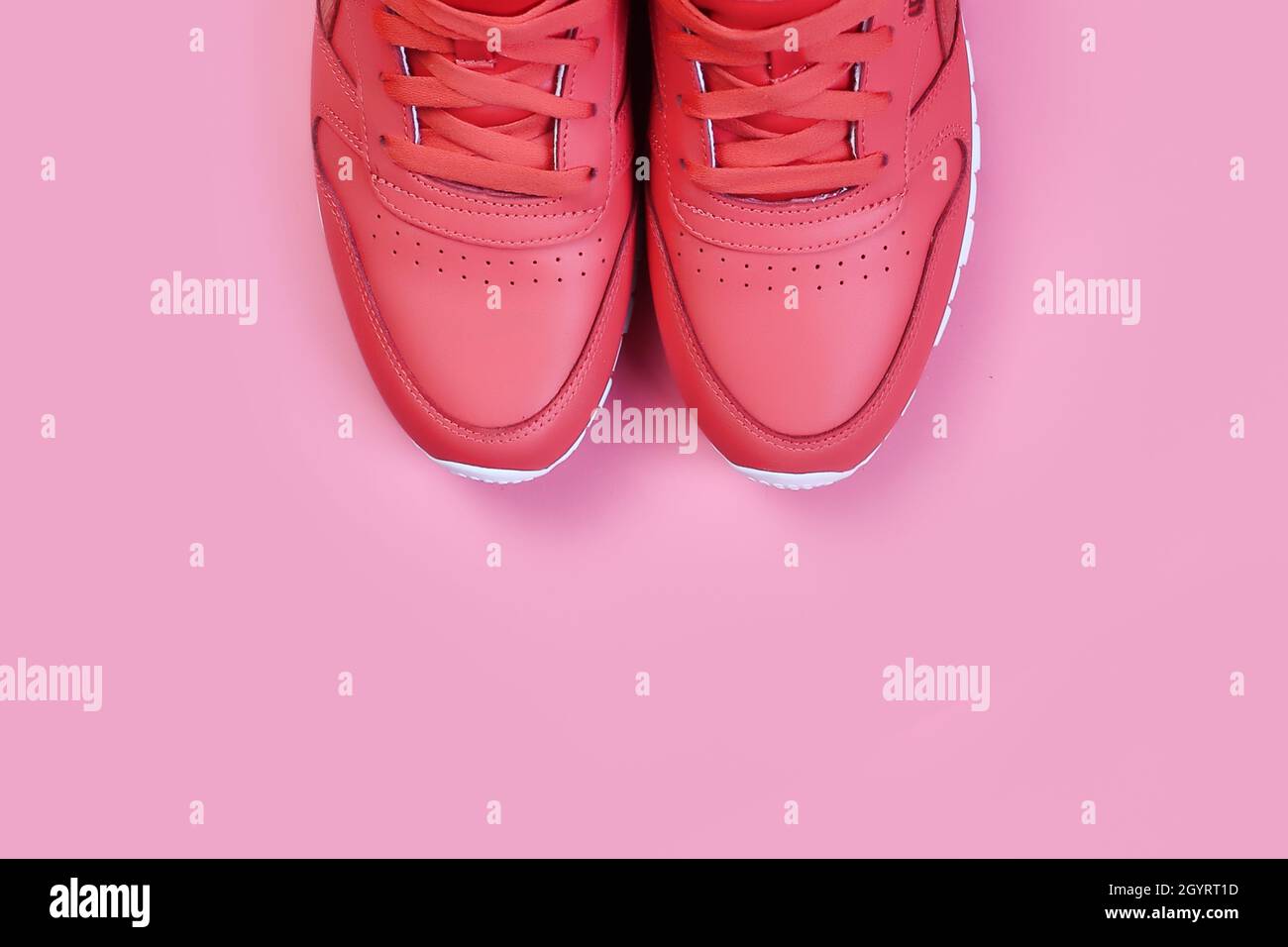 Sneakers rosa donna su sfondo rosa Foto Stock