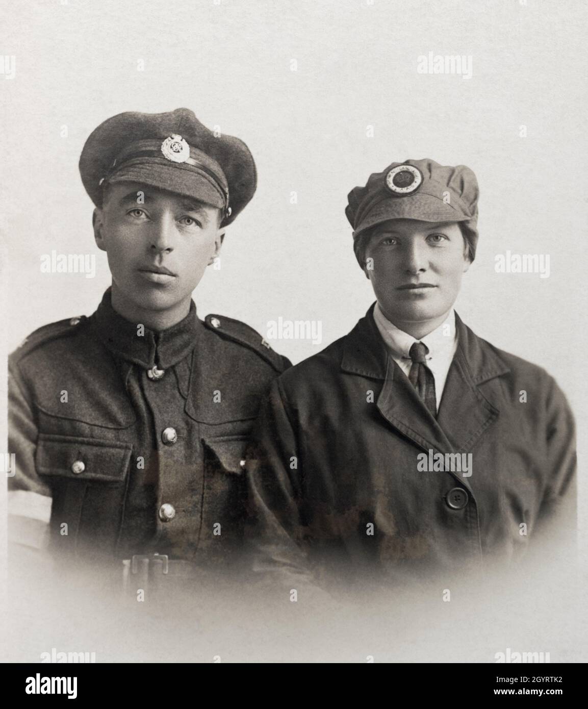 Un ritratto della prima guerra mondiale di una soldato dell'esercito britannico una donna in uniforme. Il soldato è un segnalatore (come mostrato dalla sua fascia che sarebbe stata bianca e blu) nei Royal Engineers. La donna è un volontario nell'Esercito della Terra delle Donne, indossando una camicia e una cravatta sotto il suo cappotto. Il soldato è ingannato per essere chiamato Archie White, la donna è senza nome. Taken 22/12/1918. Foto Stock