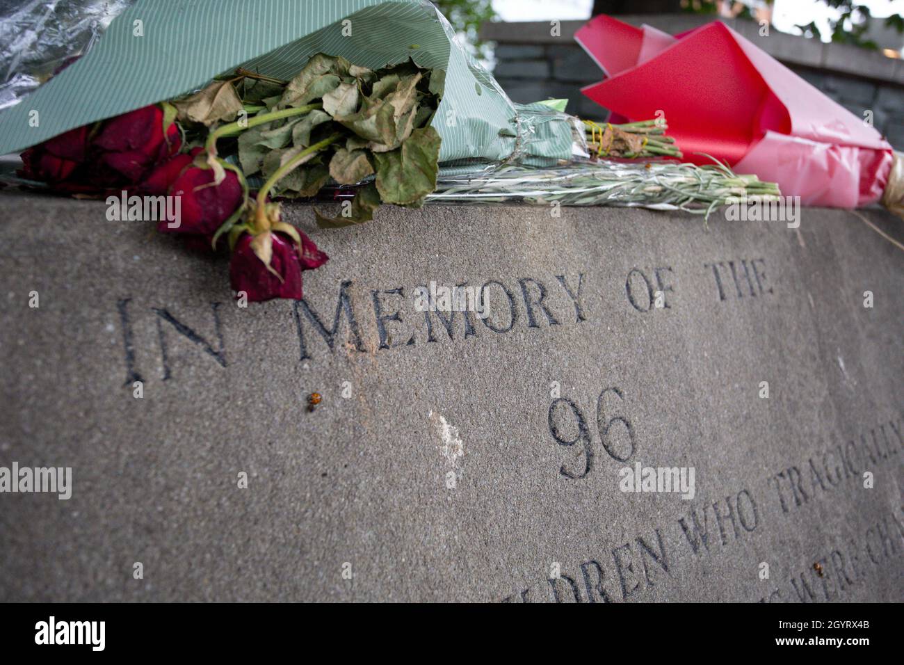 Il monumento commemorativo del disastro di Hillsborough fuori dallo Stadio Hillsborough Foto Stock