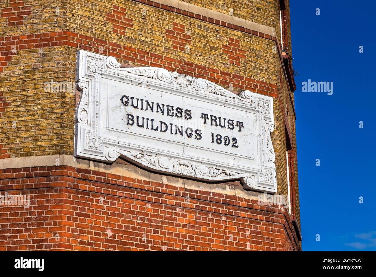 Mattone edificio sociale di alloggiamento sul Guinness Trust edifici di proprietà immobiliare in Columbia Road, Bethnal Green, Londra, Regno Unito Foto Stock