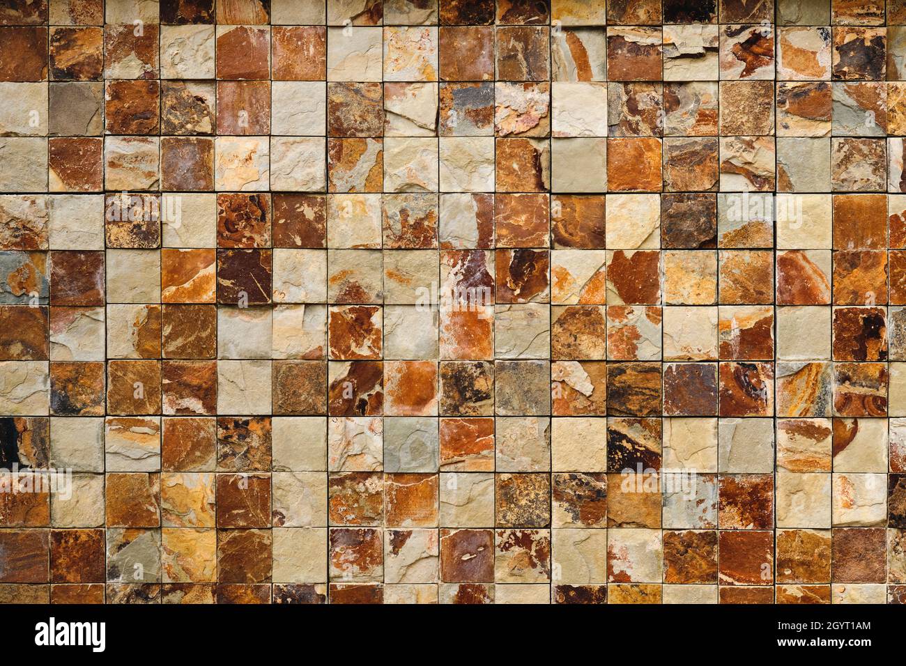 Rustico in pietra naturale mosaico parete di fronte ceramica porcellana piastrelle pietra con lastre arrugginite di formato quadrato Foto Stock
