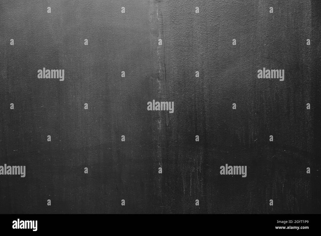 Finitura in gesso grigio scuro su pareti in calcestruzzo, fondo a grunge o texture Foto Stock
