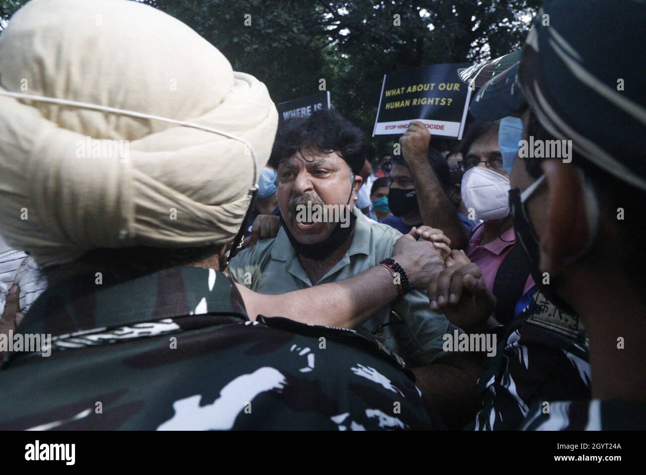 New Dehli, India. 9 ottobre 2021. Gli indù Kashmiri protestano contro Jantar Mantar contro la raccapricciante uccisione degli indù in Kashmir chiedendo di fermare il genocidio indù a Nuova Delhi, India sabato 9 ottobre 2021. Photo by Anshuman Akash/ABACAPRES.COM Credit: Abaca Press/Alamy Live News Foto Stock