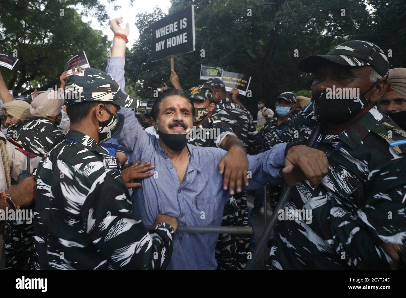 New Dehli, India. 9 ottobre 2021. Gli indù Kashmiri protestano contro Jantar Mantar contro la raccapricciante uccisione degli indù in Kashmir chiedendo di fermare il genocidio indù a Nuova Delhi, India sabato 9 ottobre 2021. Photo by Anshuman Akash/ABACAPRES.COM Credit: Abaca Press/Alamy Live News Foto Stock