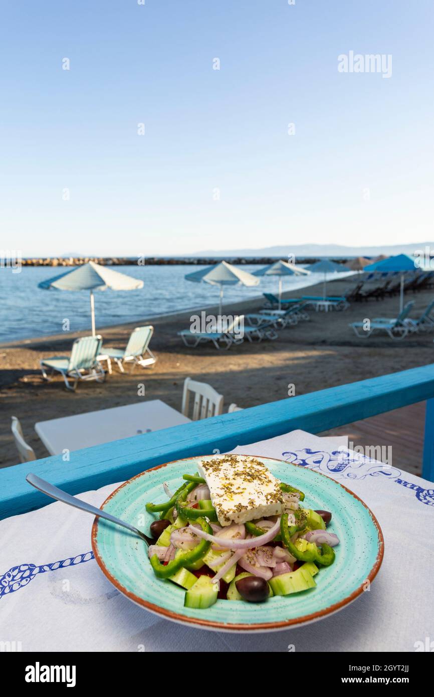 Un'insalata greca sul tavolo di una taverna sul lungomare a Katelios, Cefalonia, Isole IONIE, Grecia Foto Stock