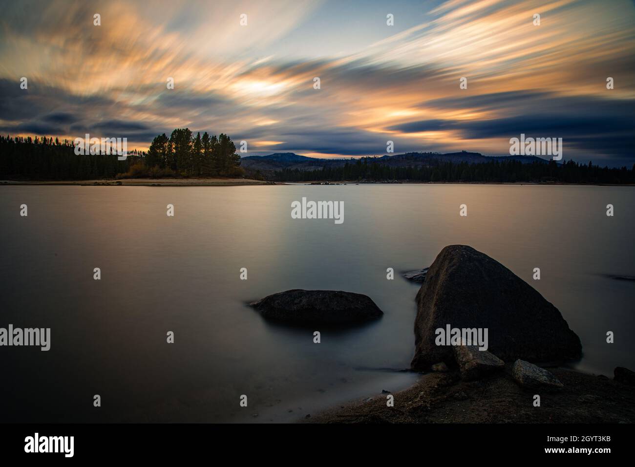Lunga esposizione di nuvole di tempesta che si avvicinano al lago Antelope nella contea di Plumas, California, USA al tramonto. Foto Stock