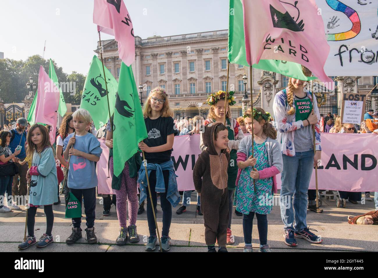 Londra, Regno Unito 9 ottobre 2021 giovani manifestanti ambientali accompagnati da Chris Packham marciano a Buckingham Palace, per presentare una petizione alla Regina che invita la famiglia reale a rivalere la terra reale. La petizione è stata presentata da Simeone Macaulay di quattordici anni, che è stato accompagnato nel palazzo dalla madre. Credit: Denise Laura Baker/Alamy Live News Foto Stock