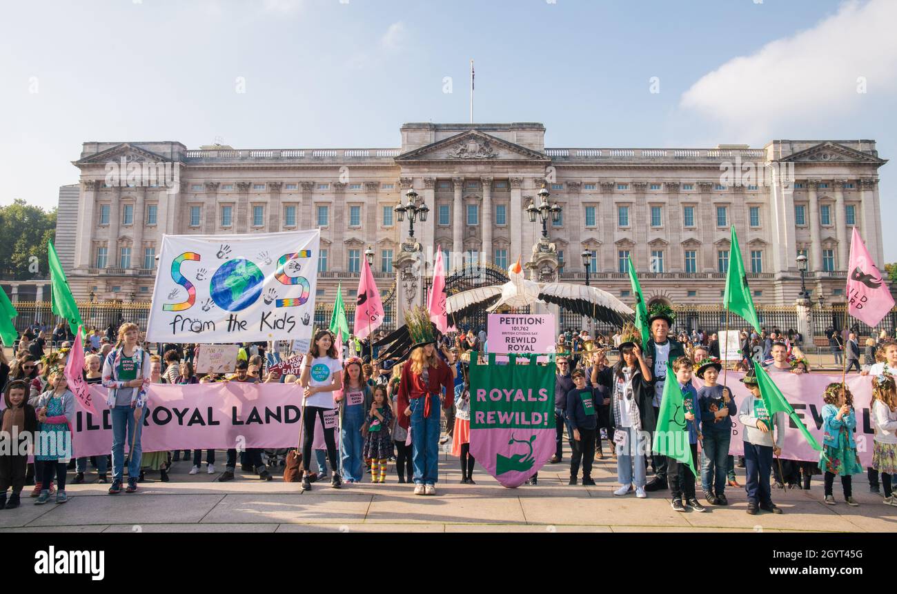 Londra, Regno Unito 9 ottobre 2021 giovani manifestanti ambientali accompagnati da Chris Packham marciano a Buckingham Palace, per presentare una petizione alla Regina che invita la famiglia reale a rivalere la terra reale. La petizione è stata presentata da Simeone Macaulay di quattordici anni, che è stato accompagnato nel palazzo dalla madre. Credit: Denise Laura Baker/Alamy Live News Foto Stock