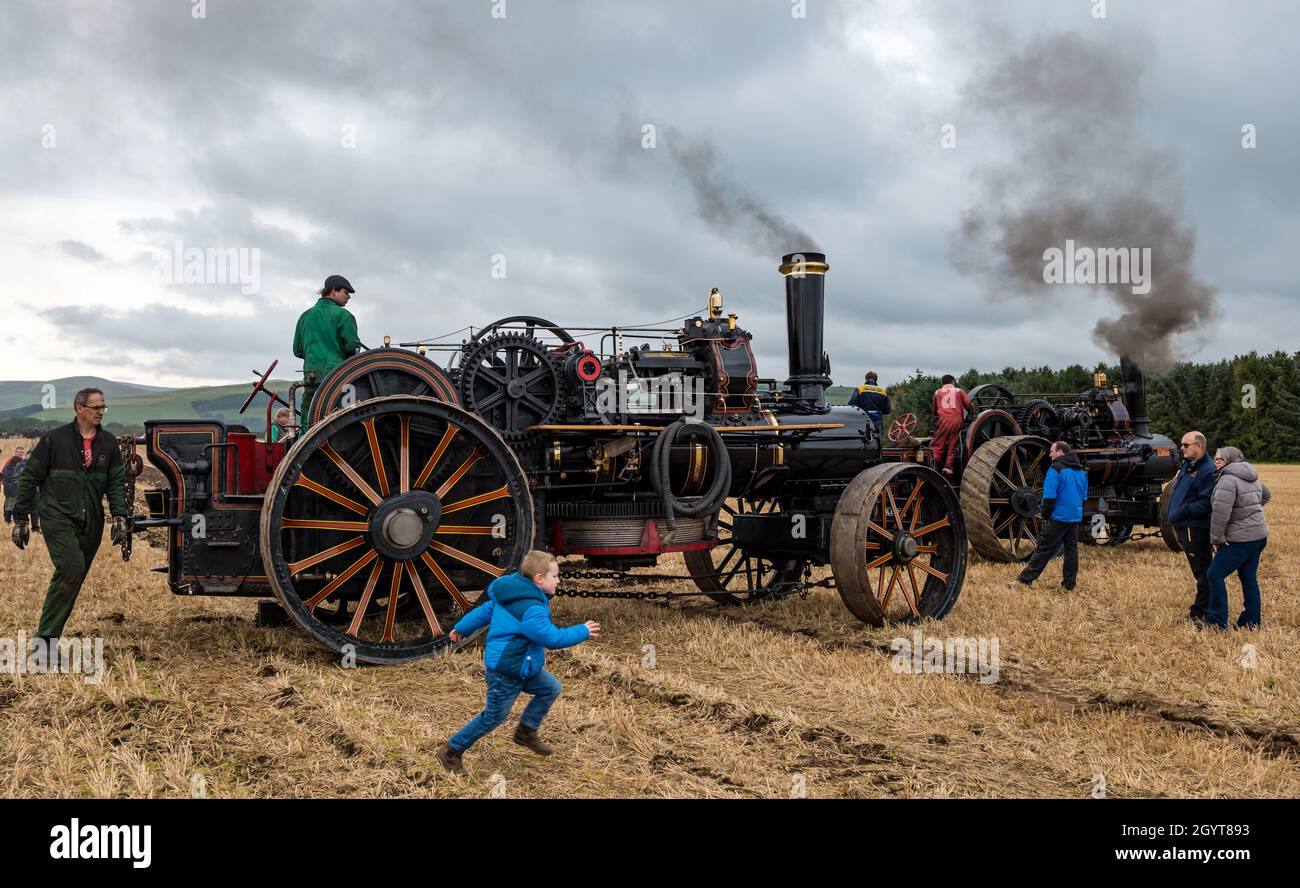 Mindrum Mill, Northumberland, Regno Unito, 9 ottobre 2021. Campionato britannico di aratura: Si svolgono i 70i campionati, cancellati a causa di Covid-19 lo scorso anno. Nella figura: Dimostrazione dell'aratura a vapore. I motori di aratura a vapore Fowler a entrambe le estremità del campo tirano un aratro avanti e indietro tra loro con un cavo (chiamato aratura con cavo a vapore) Foto Stock