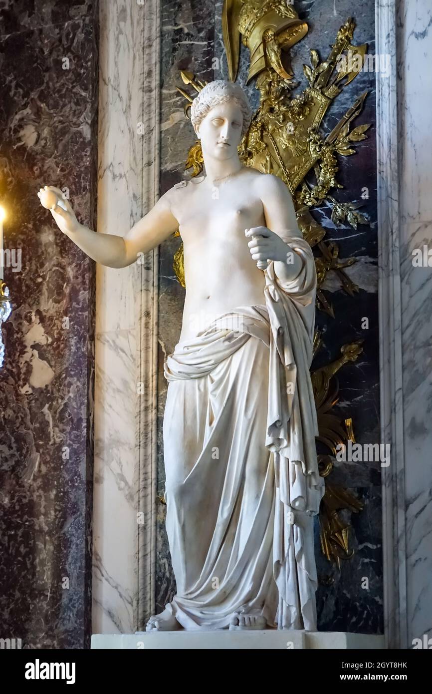 Statua greca femminile al Louvre di Parigi, Francia Foto stock - Alamy