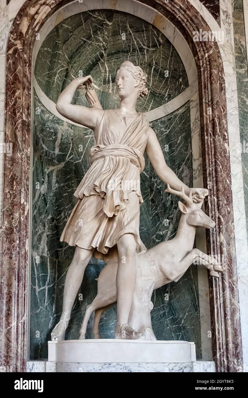 Statua di Diana la Cacciatrice nella Sala degli specchi, Palazzo di Versailles, Ile-de-France, Francia Foto Stock