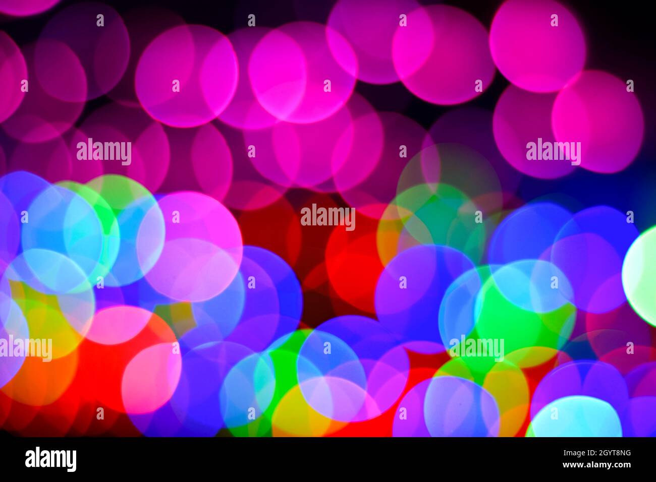 Colorato bokeh astratto illumina lo sfondo con vari colori. Foto Stock