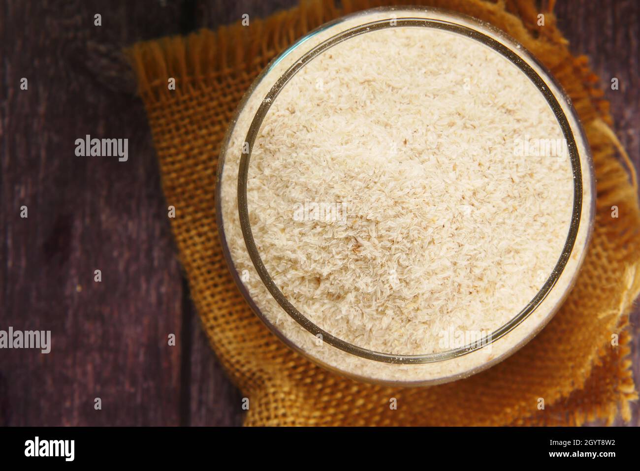 Psyllium semi in un contenitore su sfondo scuro Foto Stock