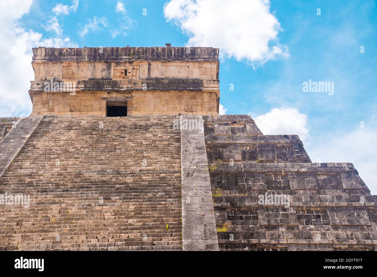 Antiche rovine del Tempio di Kukulkan grande piramide a Chichen Itza Foto Stock