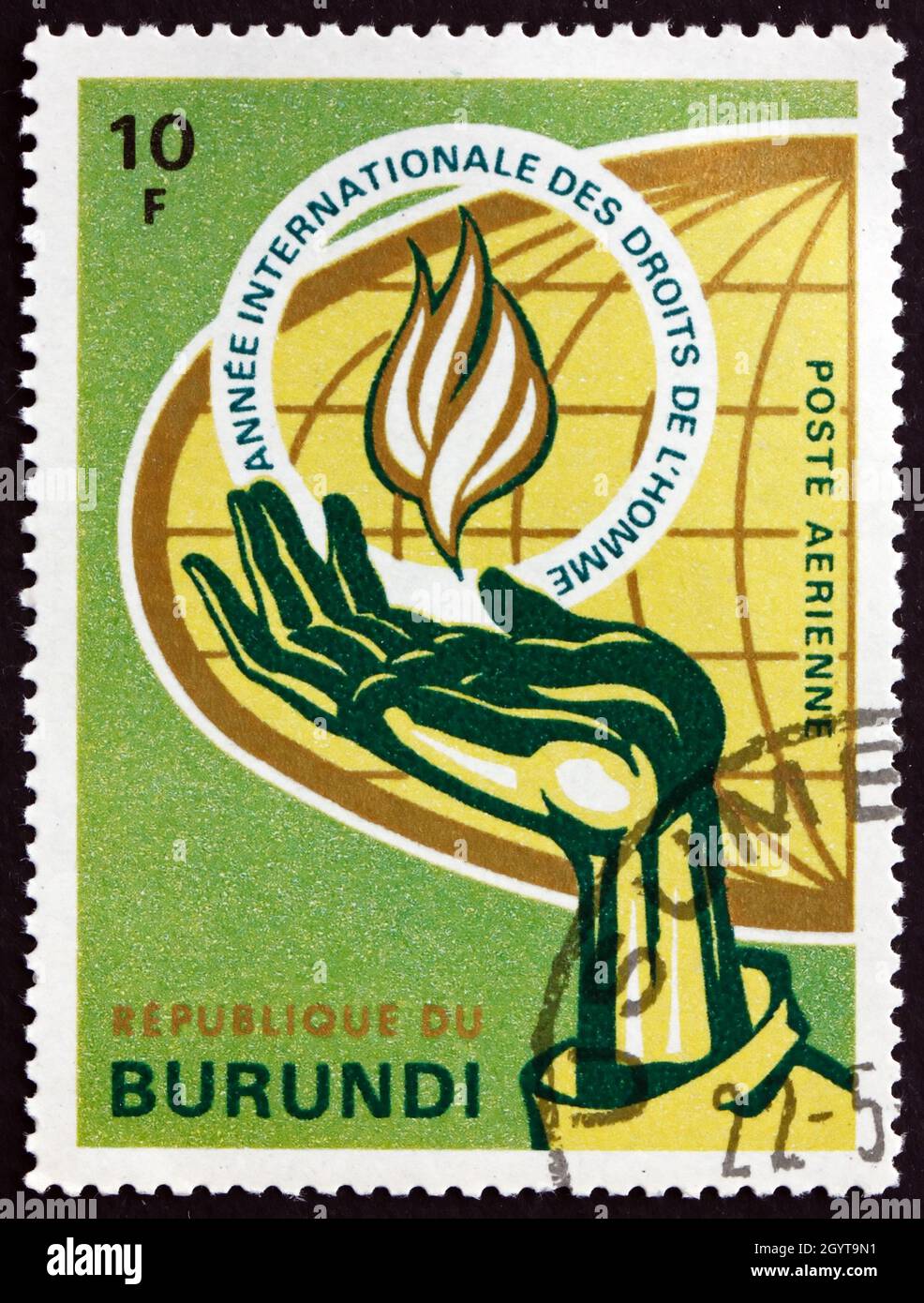 BURUNDI - CIRCA 1969: Un francobollo stampato in Burundi mostra i diritti umani Flame, Hand and Globe, International Human Rights Year 1968, circa 1969 Foto Stock