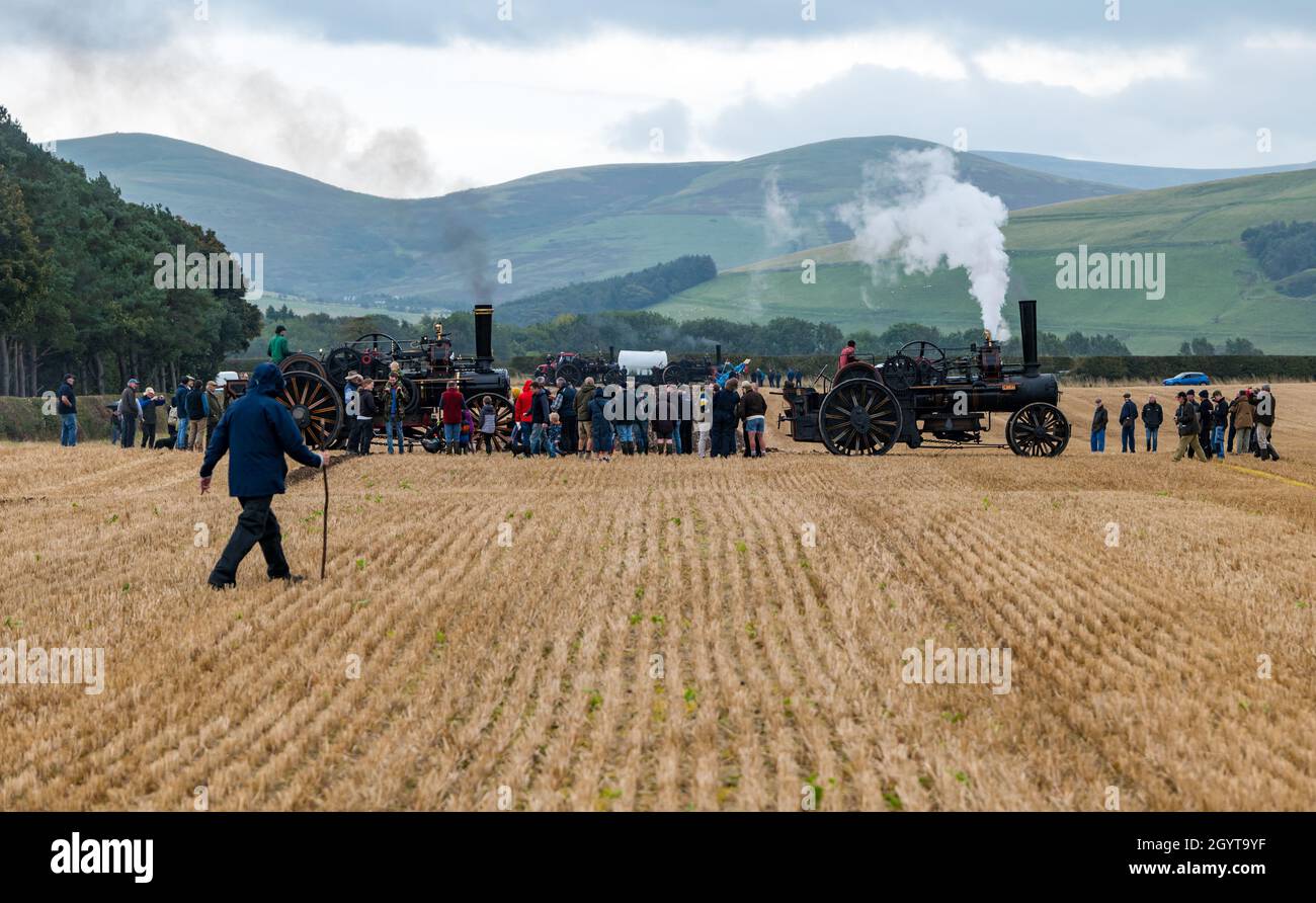Mindrum Mill, Northumberland, Regno Unito, 9 ottobre 2021. Campionato britannico di aratura: Si svolgono i 70i campionati, cancellati a causa di Covid-19 lo scorso anno. Nella figura: Dimostrazione dell'aratura a vapore. I motori di aratura a vapore Fowler a entrambe le estremità del campo tirano un aratro avanti e indietro tra loro con un cavo (chiamato aratura con cavo a vapore) Foto Stock