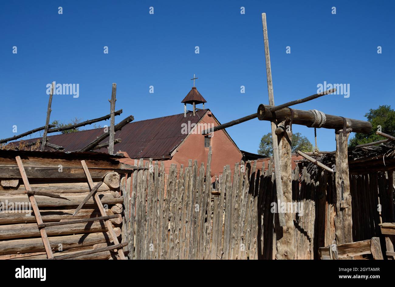 Una croce cristiana in cima a una storica cappella in adobe a El Rancho de las Golondrinas complesso di storia vivente vicino a Santa Fe, New Mexico. Foto Stock