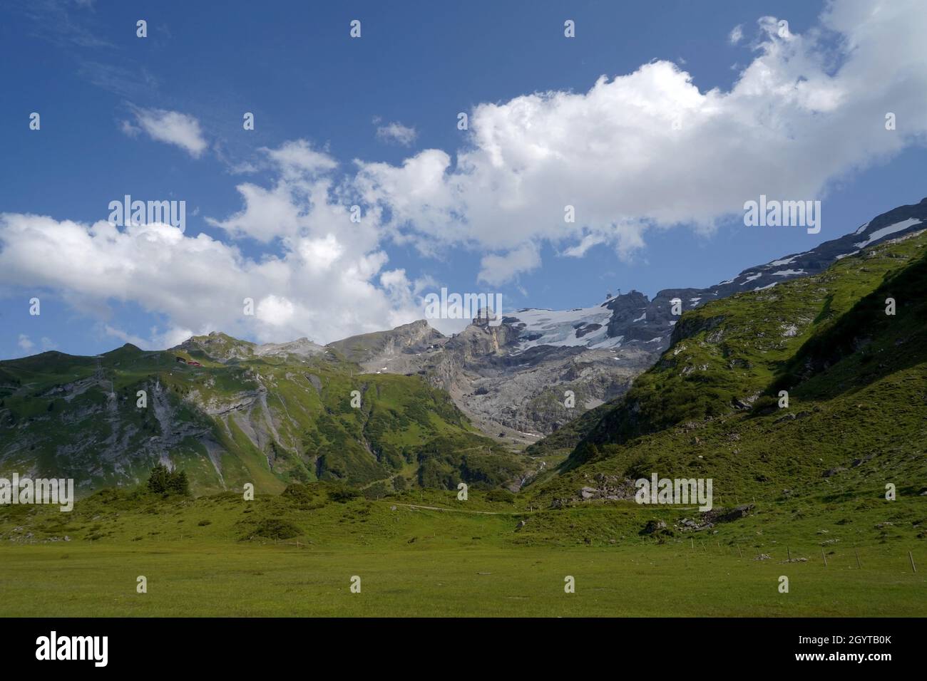 Montagne che circondano Engelber paese in Svizzera. Al centro si trova il Monte Titlis con funivia. Foto Stock