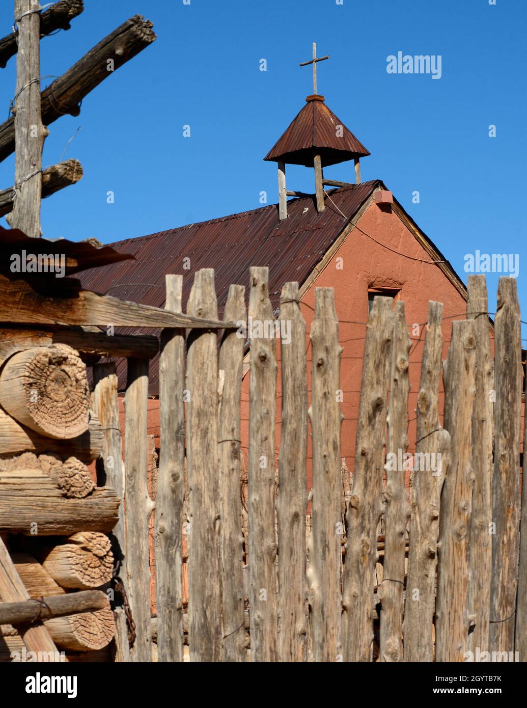 Una croce cristiana in cima a una storica cappella in adobe a El Rancho de las Golondrinas complesso di storia vivente vicino a Santa Fe, New Mexico. Foto Stock