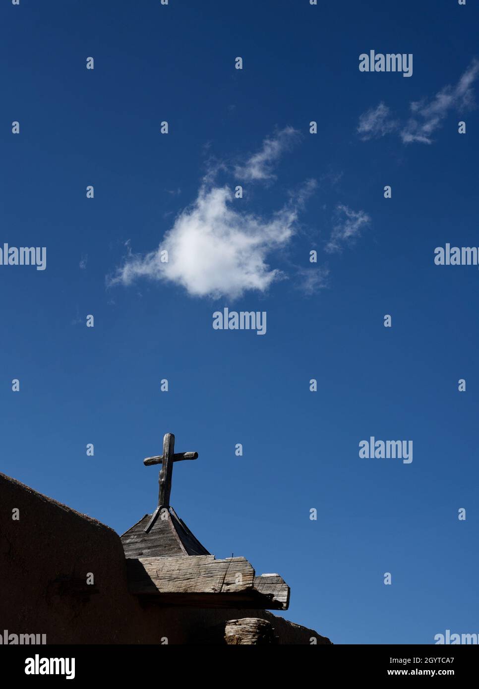 Una croce cristiana in cima a una storica cappella in adobe a El Rancho de las Golondrinas complesso di storia vivente vicino a Santa Fe, New Mexico. Foto Stock