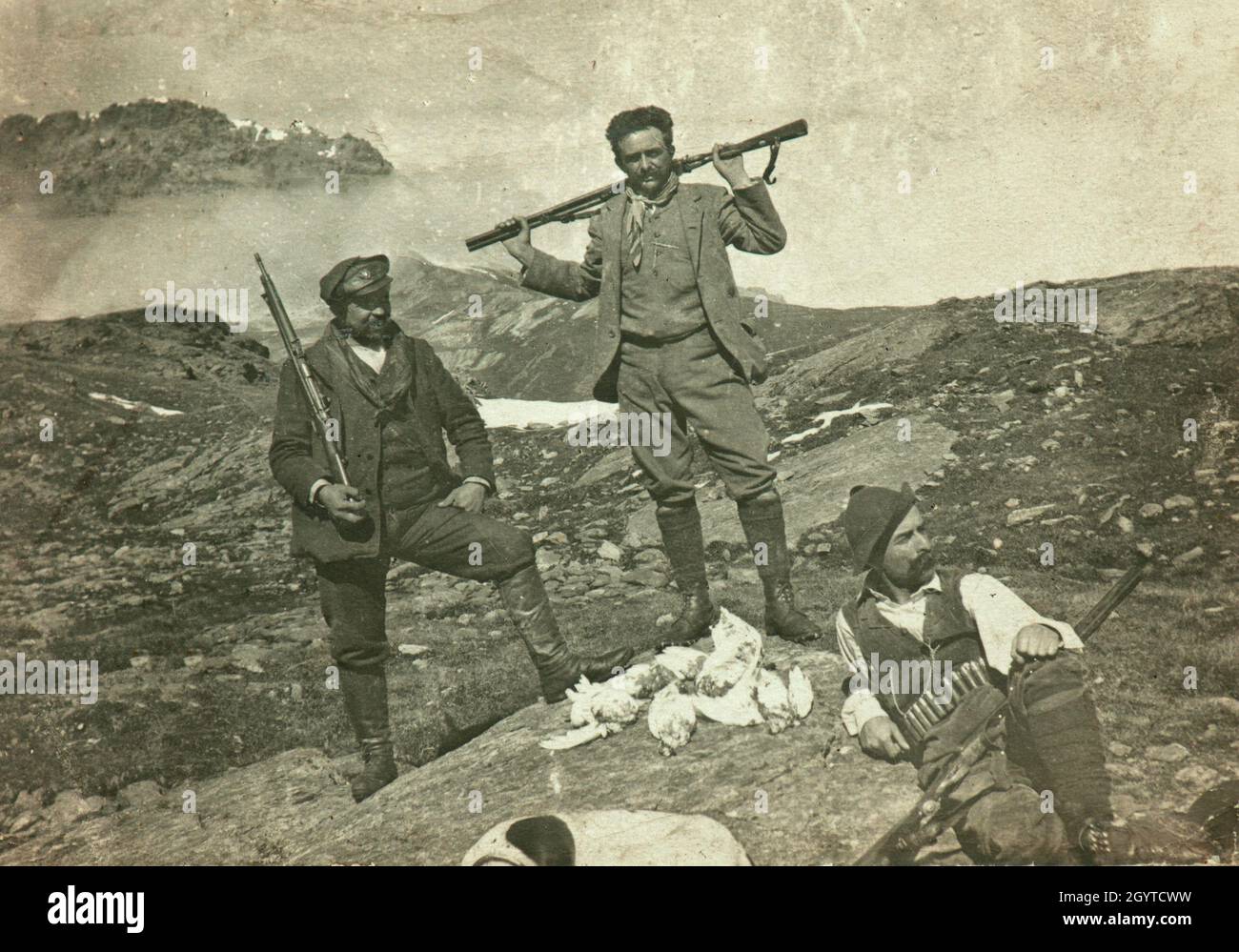 Tre cacciatori italiani si rilassano dopo una buona caccia sulla montagna ligure Foto Stock