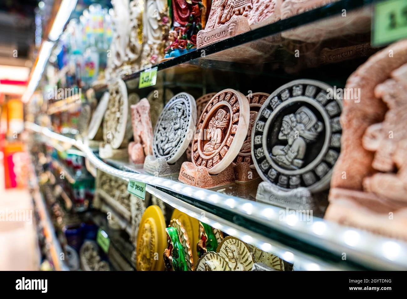 Scultura souvenir d'arte creativa in mostra per la vendita sul mercato Foto Stock