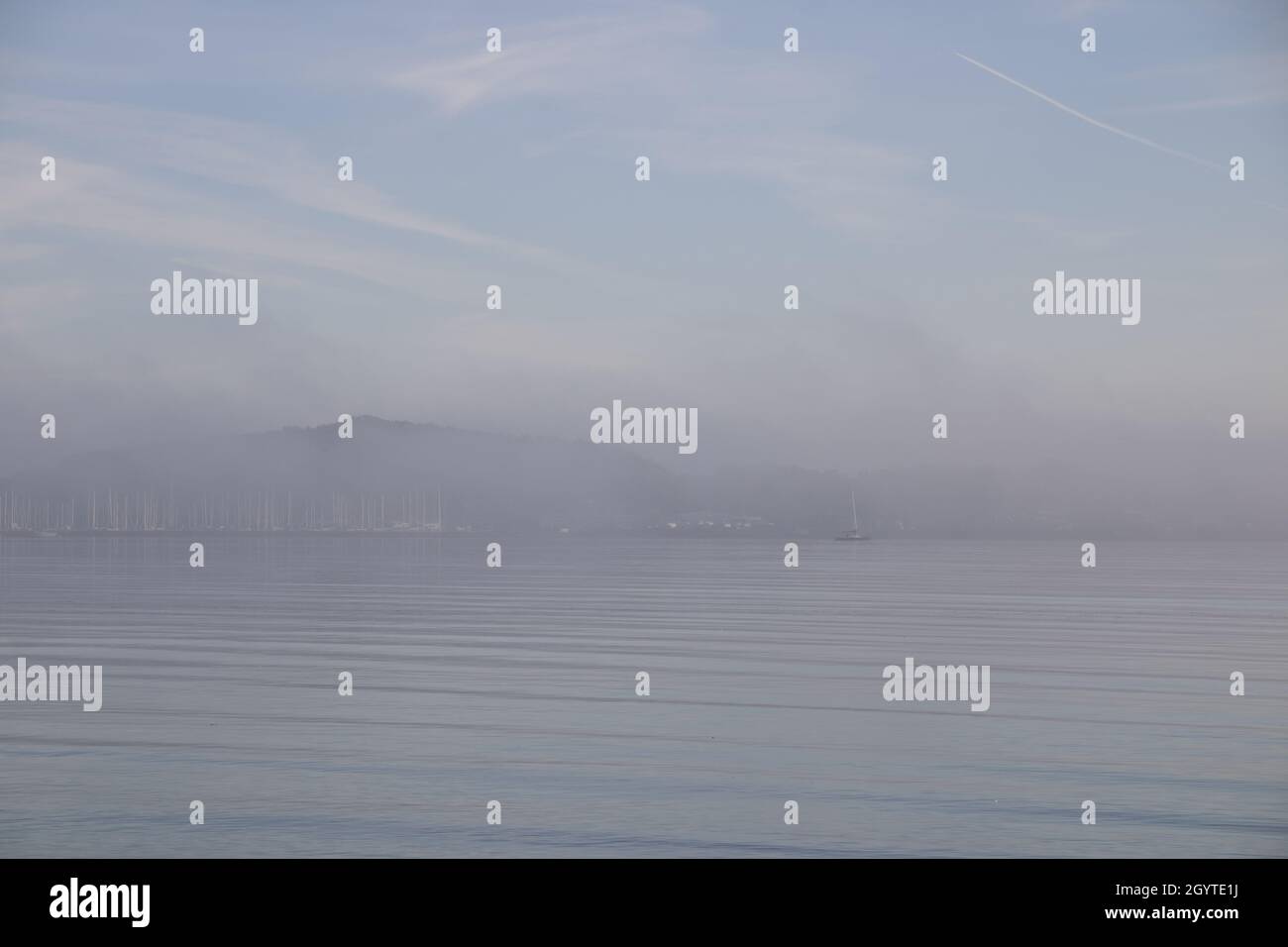 Mattina nebbia in un porto di barche a vela Foto Stock