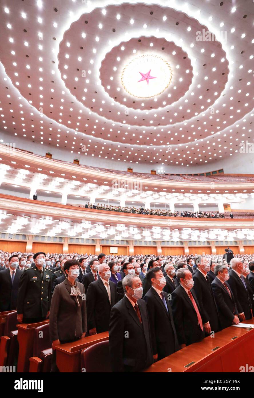 Pechino, Cina. 9 Ott 2021. I partecipanti si alzano per cantare l'inno nazionale in un incontro commemorativo che segna il 110° anniversario della Rivoluzione del 1911 presso la Grande Sala del Popolo di Pechino, capitale della Cina, 9 ottobre 2021. Credit: Pang Xinglei/Xinhua/Alamy Live News Foto Stock