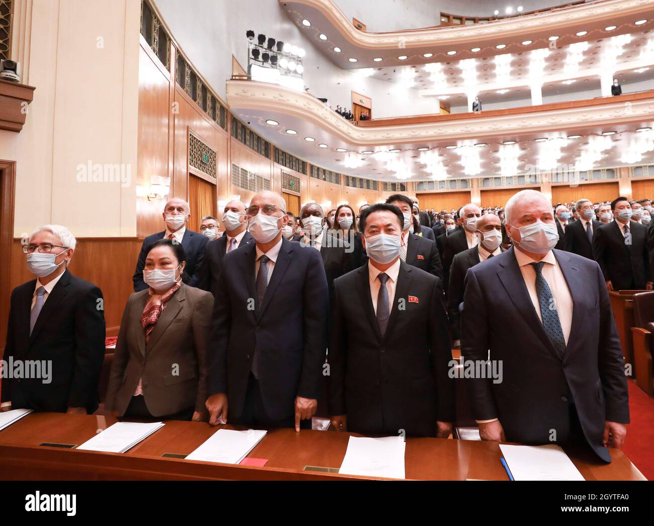 Pechino, Cina. 9 Ott 2021. Gli inviati stranieri con sede in Cina partecipano ad un incontro commemorativo che segna il 110° anniversario della Rivoluzione del 1911 presso la Grande Sala del Popolo di Pechino, capitale della Cina, 9 ottobre 2021. Credit: Pang Xinglei/Xinhua/Alamy Live News Foto Stock