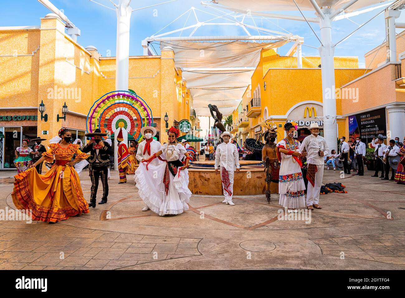 Artisti messicani in abiti tradizionali che si esibiscono durante il festival del folklore in strada Foto Stock