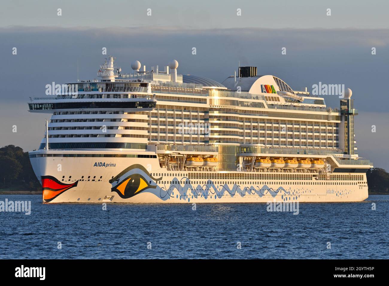 La nave da crociera AIDAprima parte da Kiel per una crociera sul baltico Foto Stock