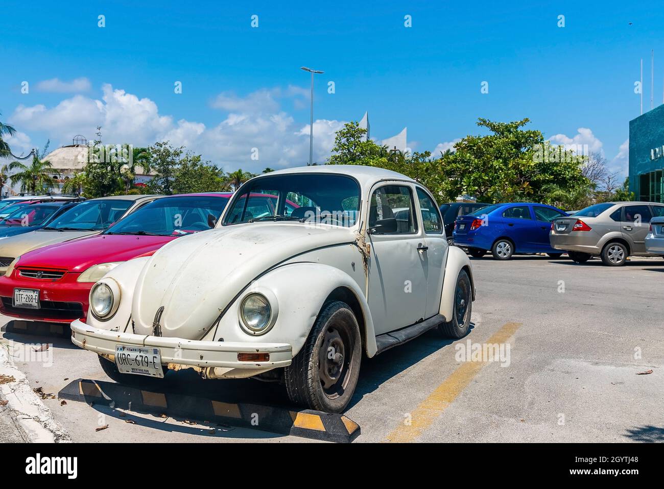 Vecchia auto d'epoca parcheggiata in fila con altre auto a bordo strada Foto Stock