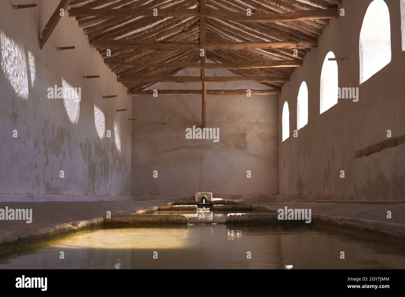 dettaglio di un vecchio bagno pubblico in pietra Foto Stock