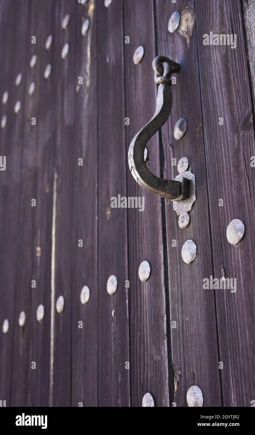 particolare di un battente porta su una vecchia porta di legno Foto Stock