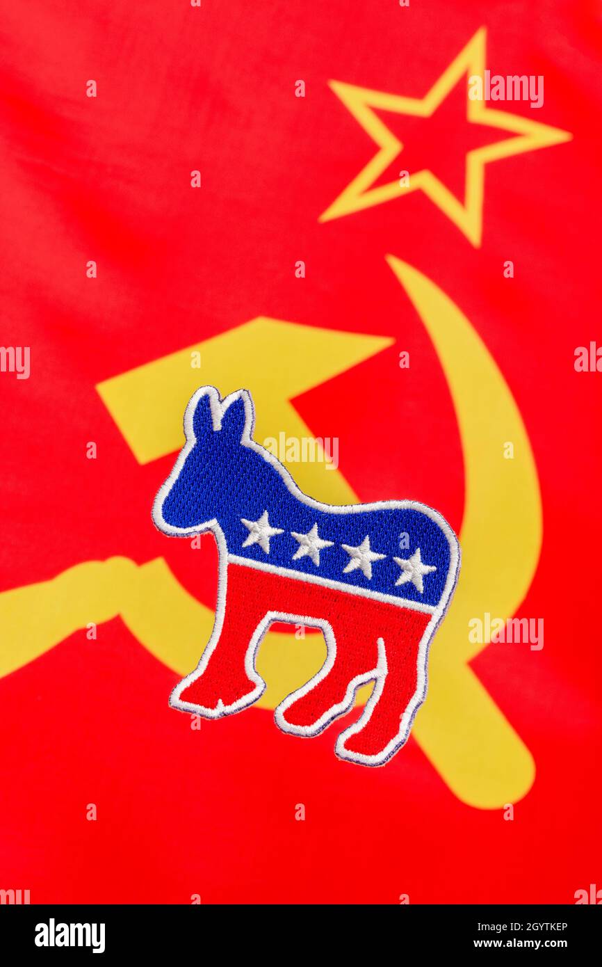 Martello sovietico e bandiera di Sickle + logo dell'asino del Partito democratico degli Stati Uniti (patch cucita). Per la politica radicale americana, il partito Squad in Democratat, Bernie Sanders. Foto Stock