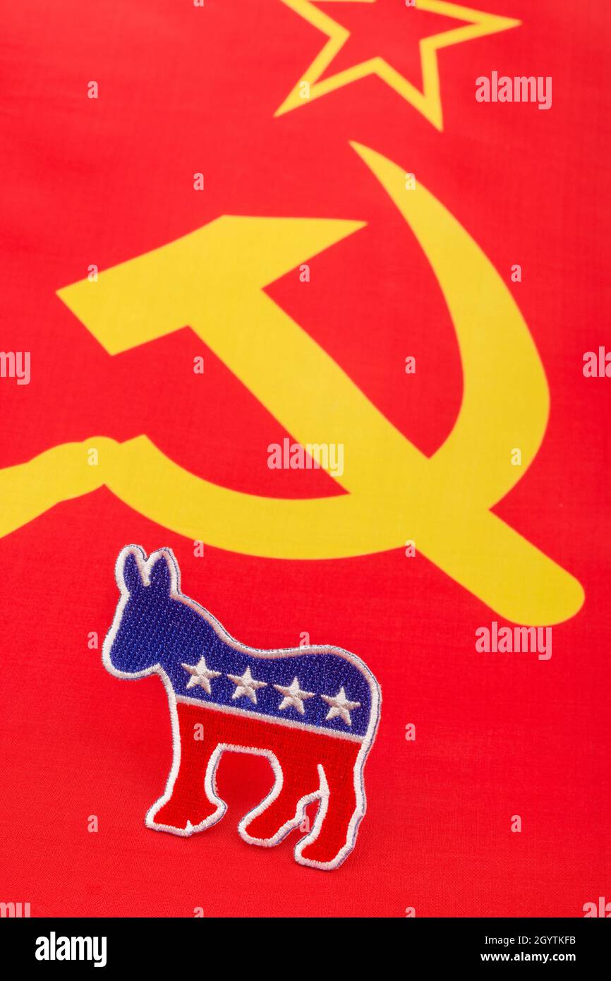 Martello sovietico e bandiera di Sickle + logo dell'asino del Partito democratico degli Stati Uniti (patch cucita). Per la politica radicale americana, il partito Squad in Democratat, Bernie Sanders. Foto Stock