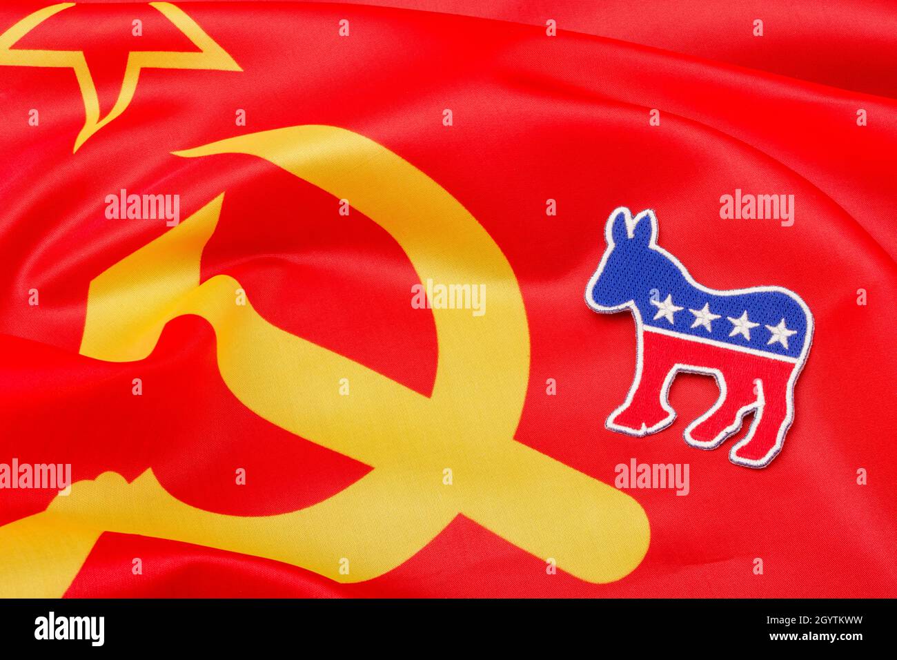 Martello sovietico e bandiera di Sickle + logo dell'asino del Partito democratico degli Stati Uniti (patch cucita). Per la politica radicale americana, il partito Squad in Democratat, Bernie Sanders. Foto Stock