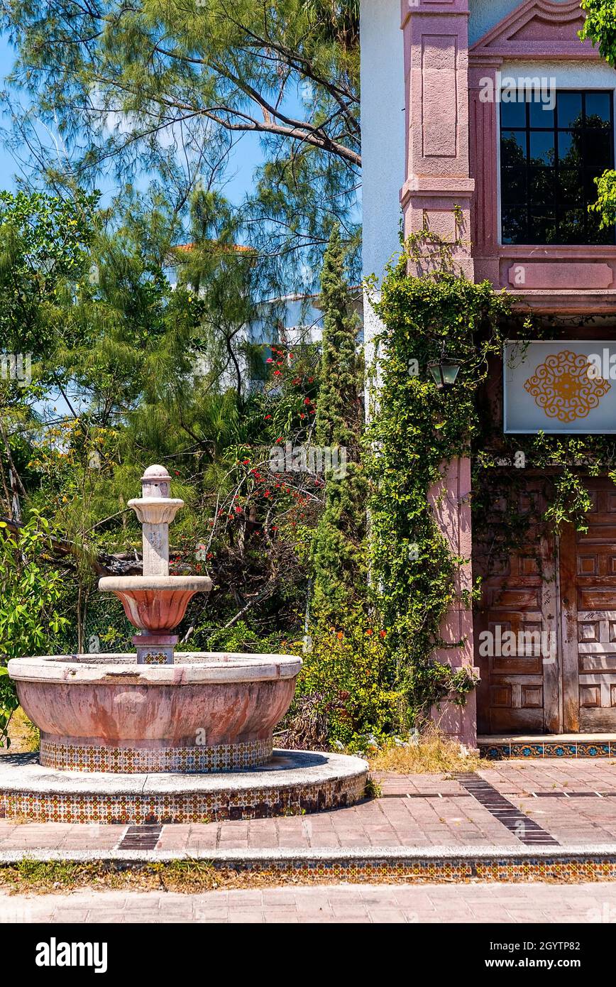 Edificio rustico in stile spagnolo abbandonato e fontana Foto Stock