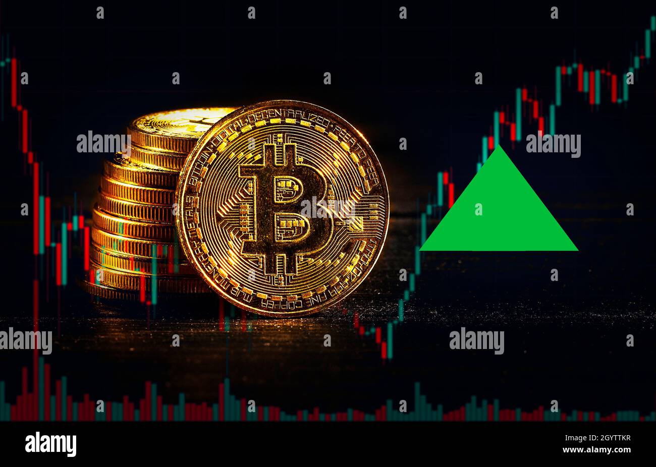 Monete d'oro con il logo bitcoin aumento nel mercato toro. Leader criptovaluta Bitcoin BTC andare su nel trading. Il prezzo della valuta digitale decentralizzata è Foto Stock