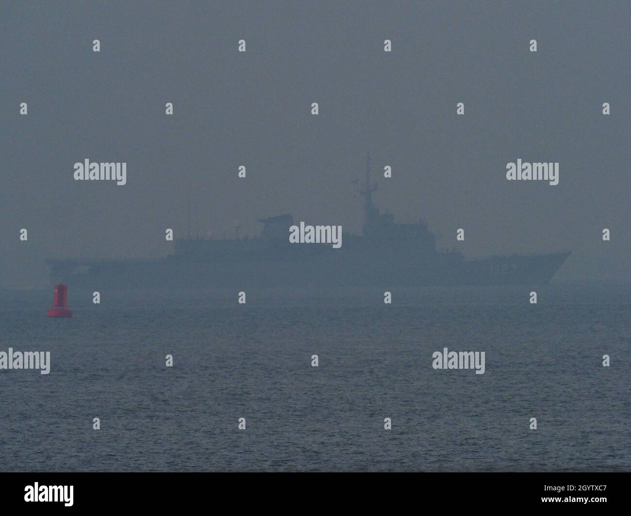 Sheerness, Kent, Regno Unito. 9 ottobre 2021. La nave da guerra brasiliana di addestramento NE Brasil ha visto lasciare il Tamigi in nebbia/nebbia questa sera da Sheerness, Kent. Credit: James Bell/Alamy Live News Foto Stock