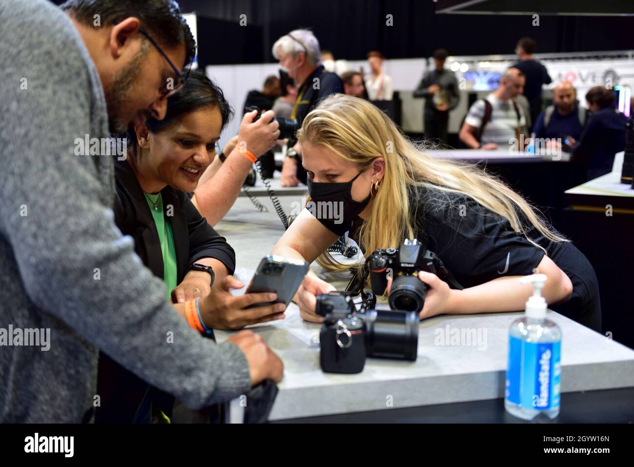 Lo stand Nikon mostra la fotocamera al "The Photography Show & the Video Show" National Exhibition Centre (NEC) Birmingham, Regno Unito Foto Stock