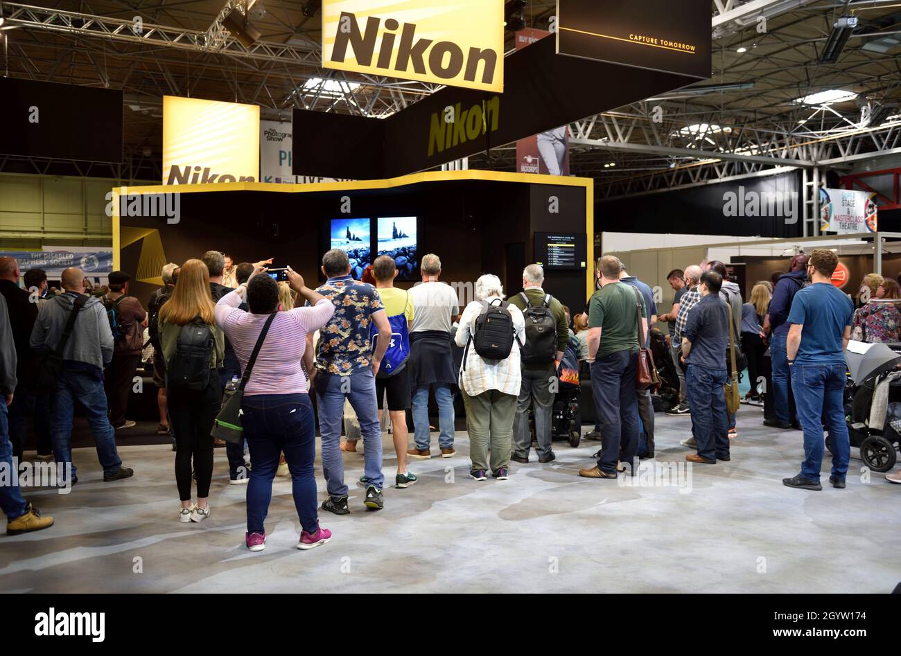 Nikon School Stage stand e parlare al “The Photography Show & the Video Show” National Exhibition Centre (NEC) Birmingham, Regno Unito Foto Stock